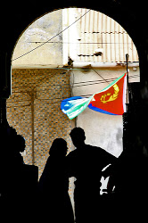 Foto di sagome di persone e bandiera Eritrea