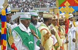 Foto: sacerdoti e diaconi ortodossi in una giornata di festa ad Asmara