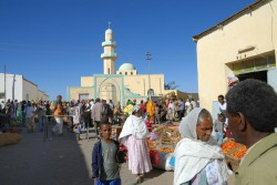 Eritrea: mertcato con sfondo una moschea