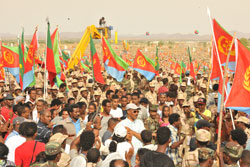 Foto del prisidente eritreo in mezzo alla folla a Sawa