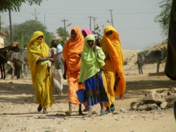 Foto di donne eritree in  variopinti abiti