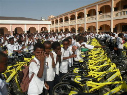 Foto di studenti al parcheggio delle biciclette di una scuola a Massawa
