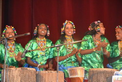 Foto di suonatrici di tamburo di etnia cunama Eritrea