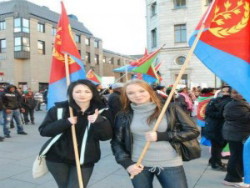 Foto delle simpatizzanti svedesi con bandiera Eritrea