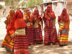 Foto di donne mentre cantano in costume etnico saho